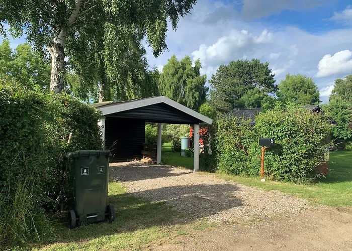 Spacey And Charming 300 M. From 펜션 Tjørneholm